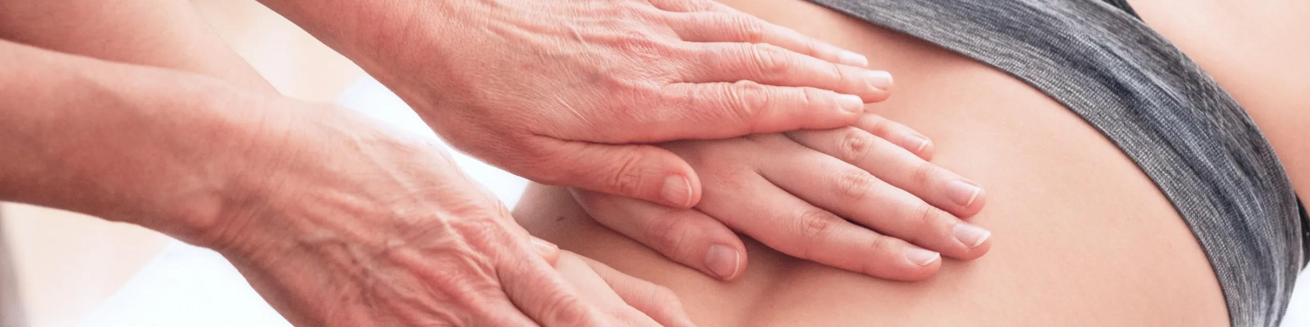 両手でマッサージしている様子