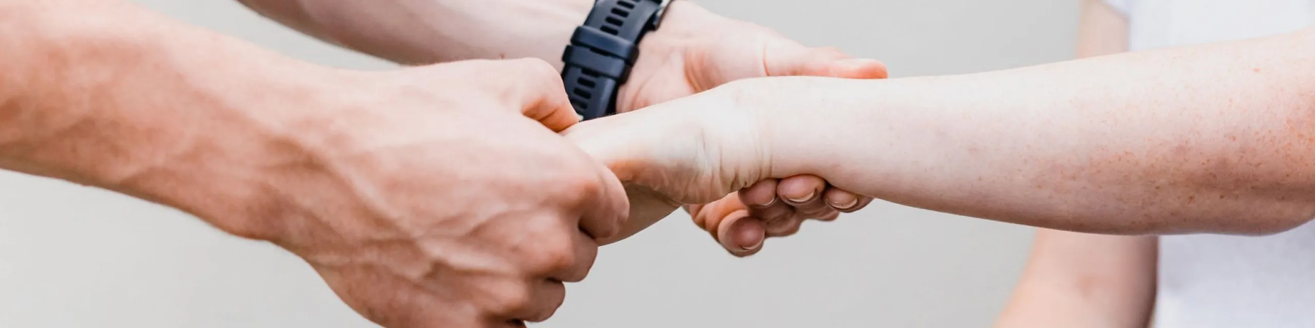 手のマッサージをしている様子