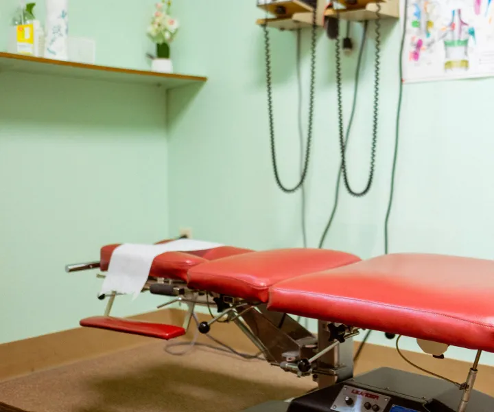 赤い施術用のベッドの写真