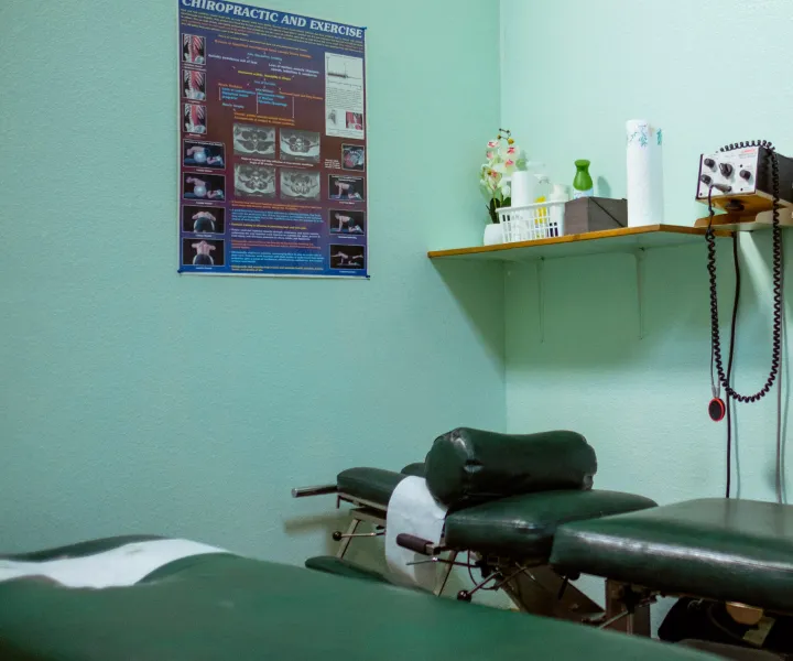 緑の施術用のベッドの写真